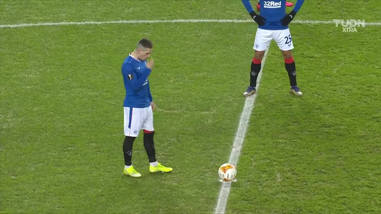 Arranca el partido y la pelota está en juego.