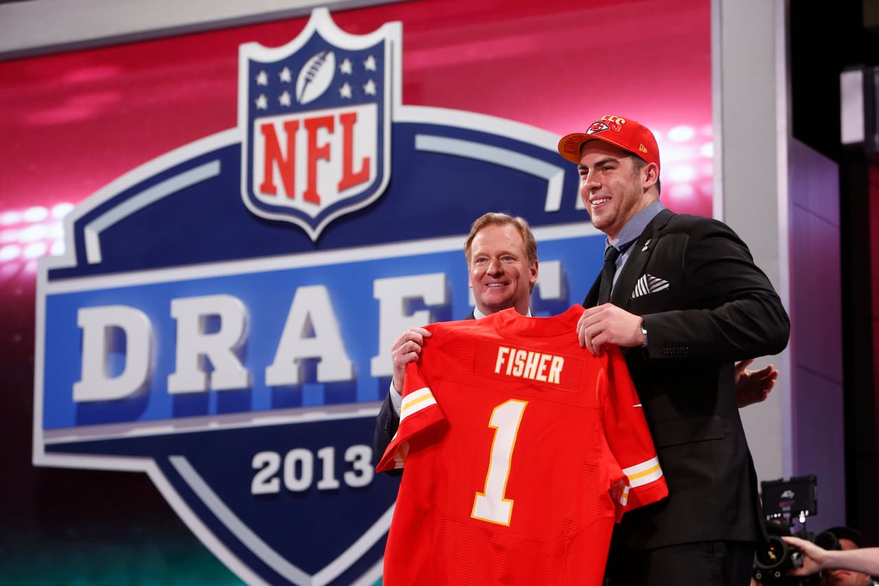 2013 ERIC FISHER | OT Central Michigan - 
<b>Kansas City Chiefs</b>
<br>
<br>El liniero Eric Fisher, de Central Michigan, se encuentra con el comisionado de la NFL, Roger Goodell, después de haber sido seleccionado por los Kansas City Chiefs en la primera ronda del draft el jueves 25 de abril de 2013 en el Radio City Music Hall de Nueva York.