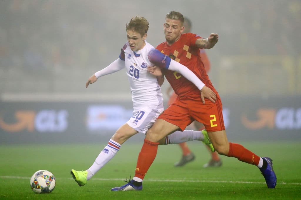 En algunos tibios esbozos el equipo islandés buscaba adelantarse en el marcador para tratar de cerrar con decoro la primera fase de este torneo en el que la suerte les ha dado la espalda.