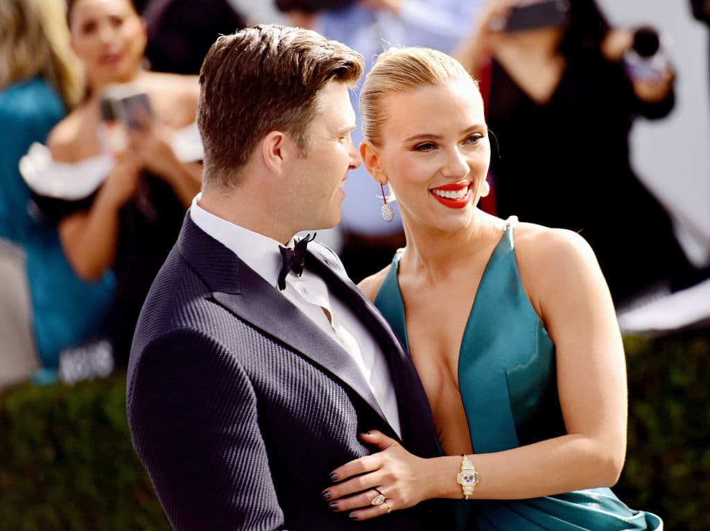“We’re thrilled to break the news that Scarlett Johansson and Colin Jost were married over the weekend…”, publicaron en la cuenta de Instagram de la empresa.