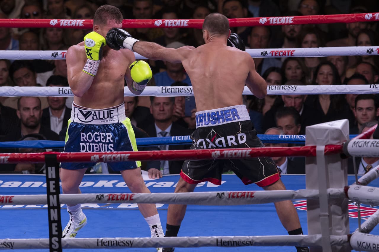 Sergey Kovalev arrancó de mejor forma buscando al rival y conectando un par de ocasiones al mexicano.