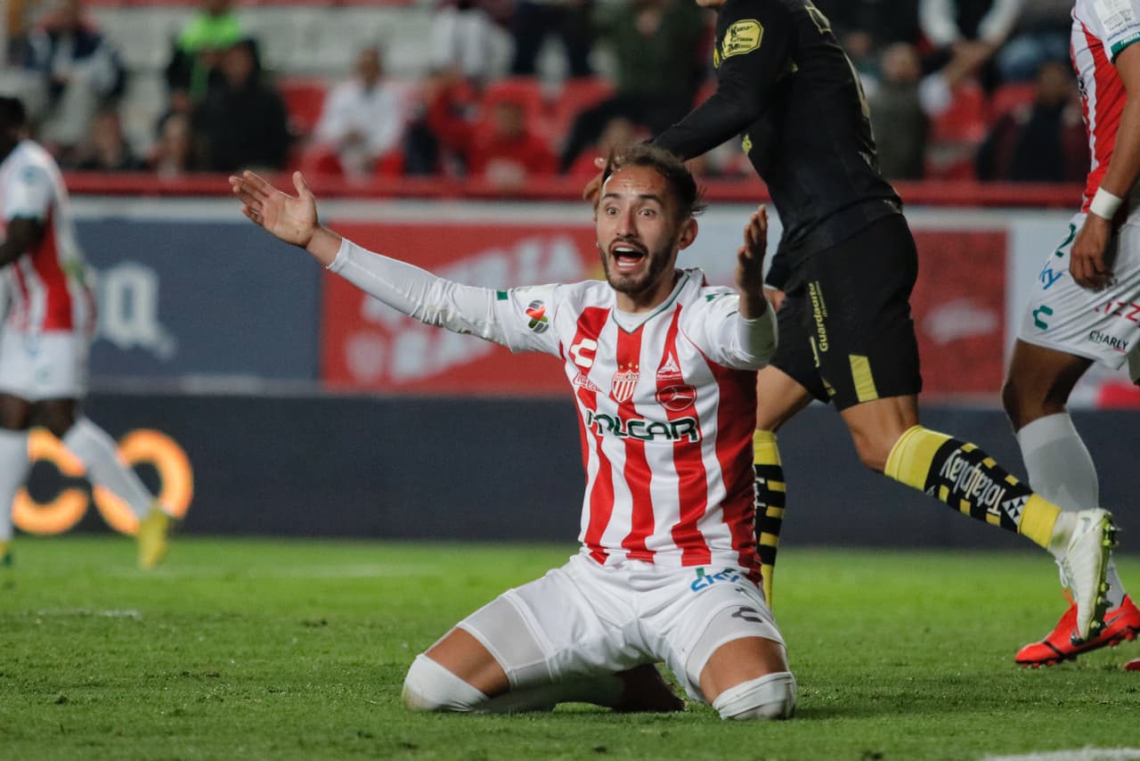 Guzmán ha tenido regularidad en la Liga MX con los clubes Morelia, Xolos de Tijuana, León y Necaxa, donde milita en estos días.