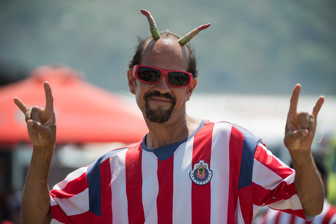 Aficionados de Chivas y Tigres disfrutaron de un gran espectáculo. Música, carne asada, sombreros, maquillajes, máscaras y banderas fueron la constante en el Estadio Chivas.