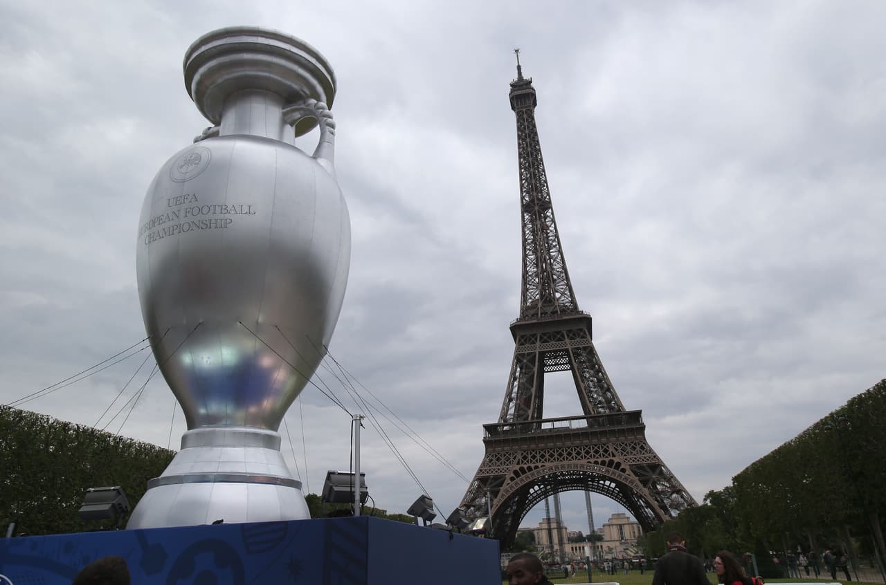 El trofeo en París, rumbo a la Eurocopa del 2016.