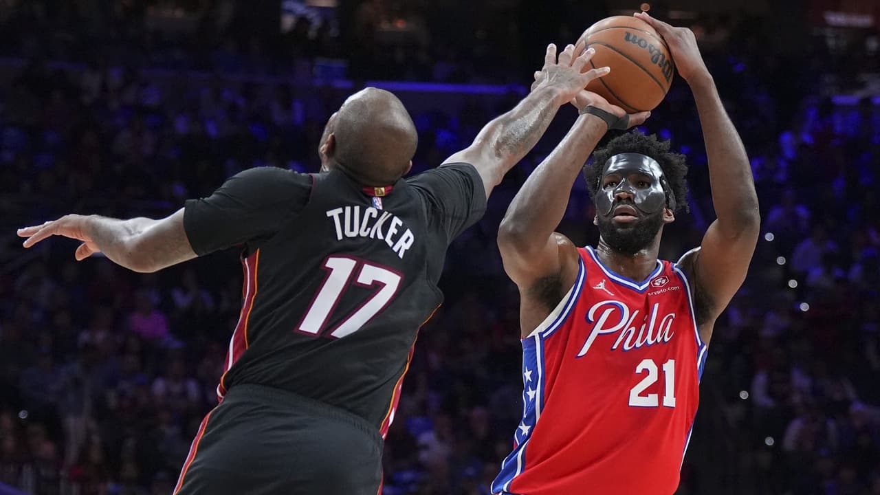 Joel Embiid revive a los Sixers ante el Heat