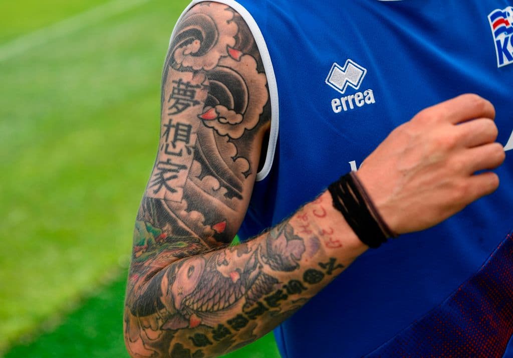 Los jugadores y fanáticos tienen los tatuajes como una forma de expresión y de arte, que también sobresale en la fiesta de Rusia 2018. Acá, Ari Skulason de Islandia.