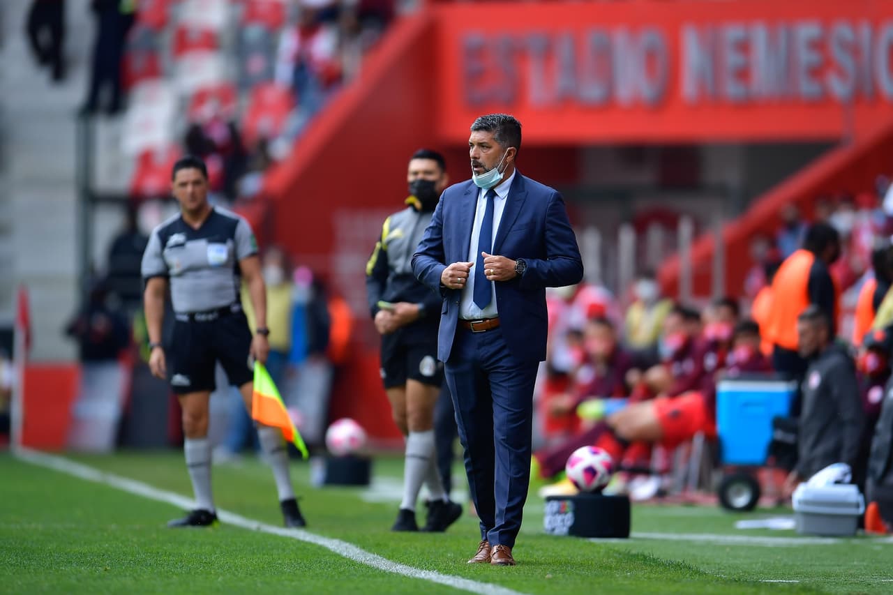 Querétaro iguala marcador ante el Toluca durante la Jornada 12 del Torneo de Apertura en la Liga MX. Diego Chávez de los 'Diablos Rojos' puso arriba a los locales al 63, pero Jonathan Dos Santos de los 'Gallos Blancos' logró empatar el encuentro. El uruguayo habría anotado el segundo pero lo anularon por posición adelantada.