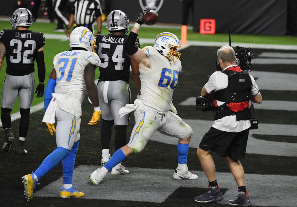 Raiders no logran finiquitar a los Chargers y en menos de cuatro minutos consiguen la victoria 30-27.