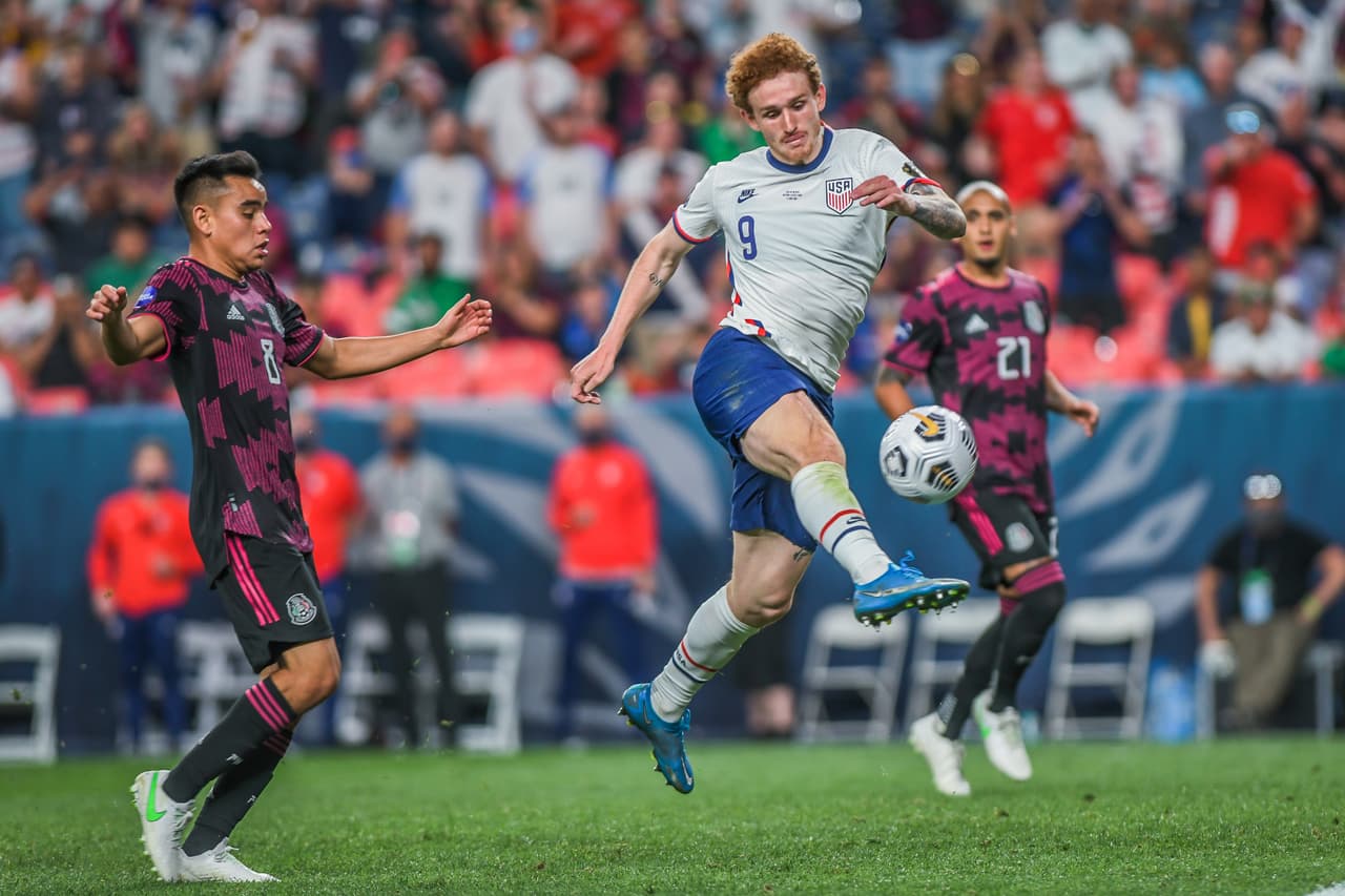 Josh Sargen se perdió un gol para USMNT al no rematar bien un rebote que dejó Ochoa dentro del área.