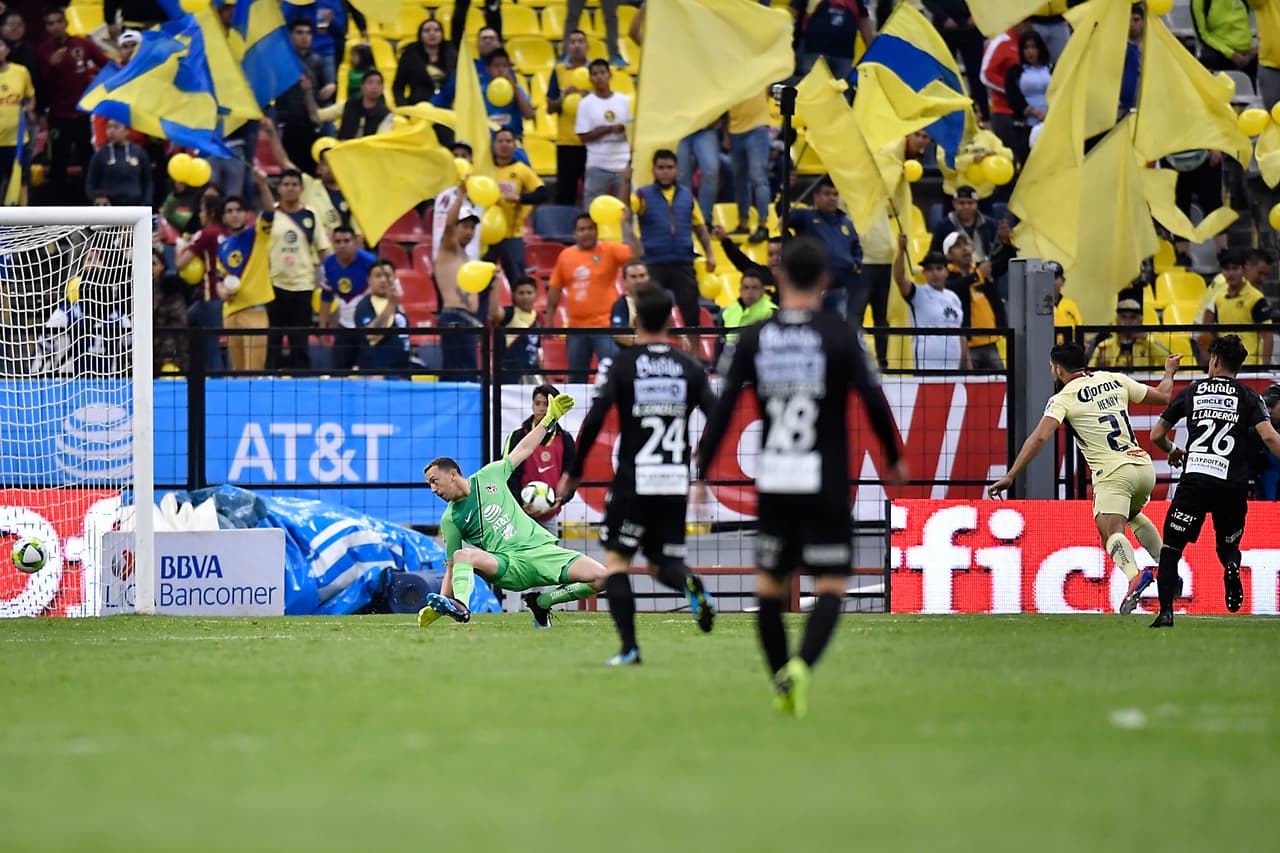 A los 65 minutos, con este tiro ante la interte intervención de Marchesín, el argentino Brian Fernández marcó el 2-1 que acallaba a la legión americanista en el Estadio Azteca.