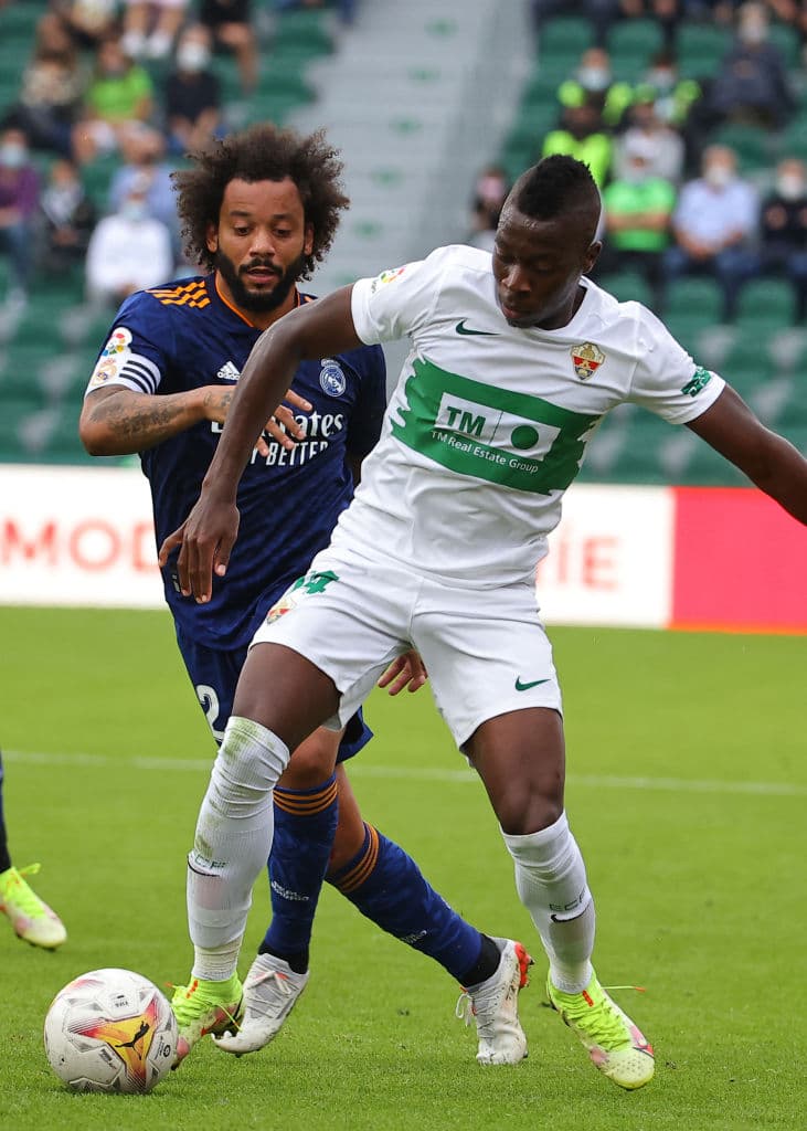 Vinicius Junior se luce con un doblete y la da la victoria 1-2 al Real Madrid sobre el Elche.