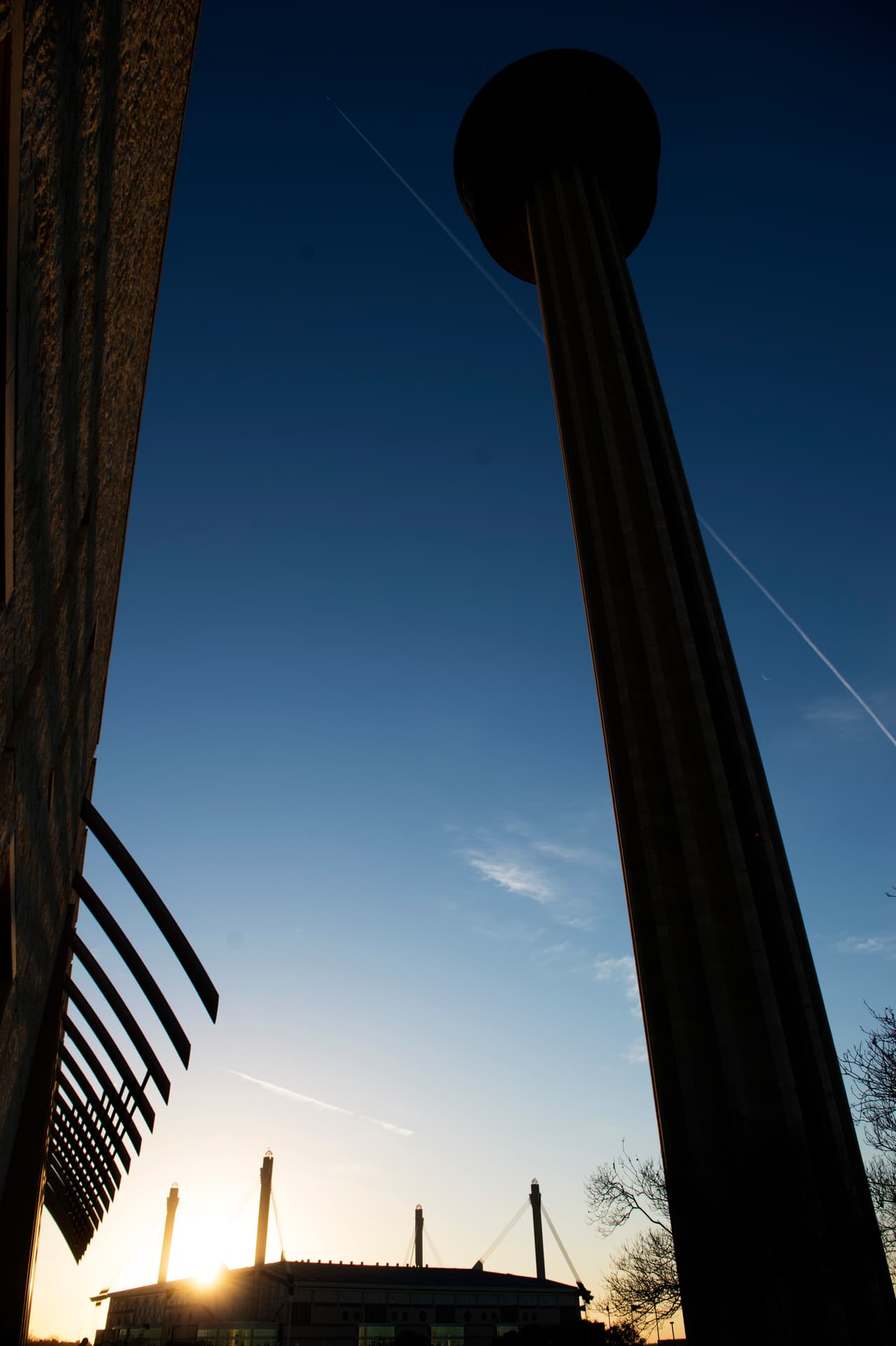 El estadio fue el hogar de los San Antonio Spurs de la NBA entre 1993 y el 2002.