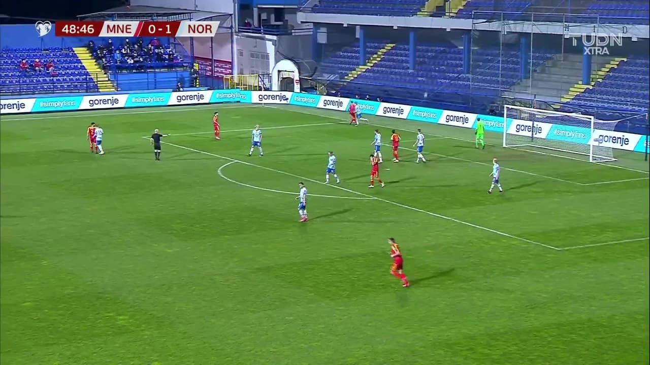 ¡TIRO ATAJADO! disparo por Stevan Jovetic.