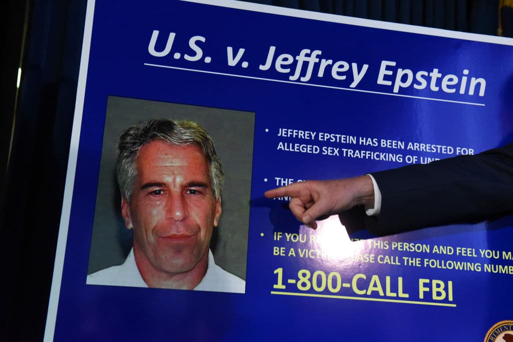 Por su parte, el fallecido multimillonario Epstein, enfrentó cargos federales por tráfico sexual de menores.