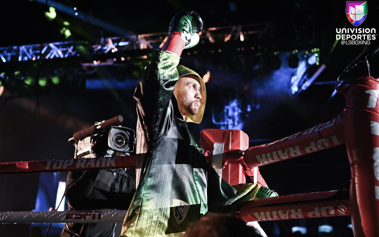 Vasiliy Lomachenko derrotó a un José Pedraza que le incomodó la pelea por momentos, pero que no pudo contrarrestar la velocidad e inteligencia de la 'Matrix'.