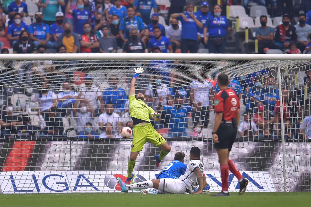 Cruz Azul sufrió pero logró derrotar al campeón que vio como le anulaban dos goles y terminó encima de los Cementeros.