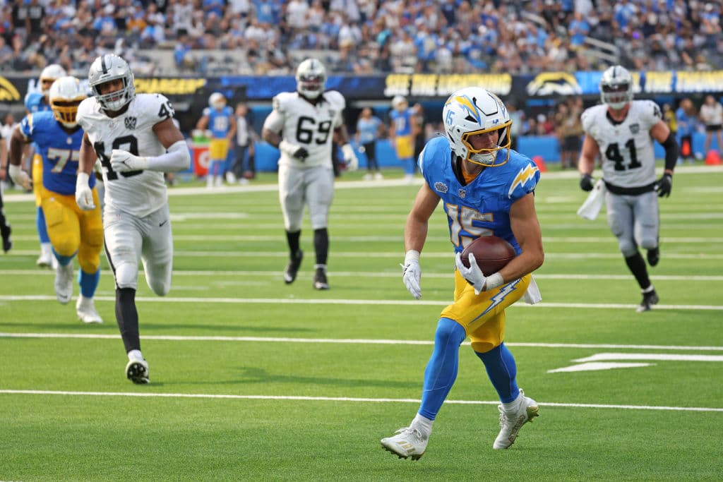 Chargers inician la era Jim Harbaugh con triunfo sobre Raiders