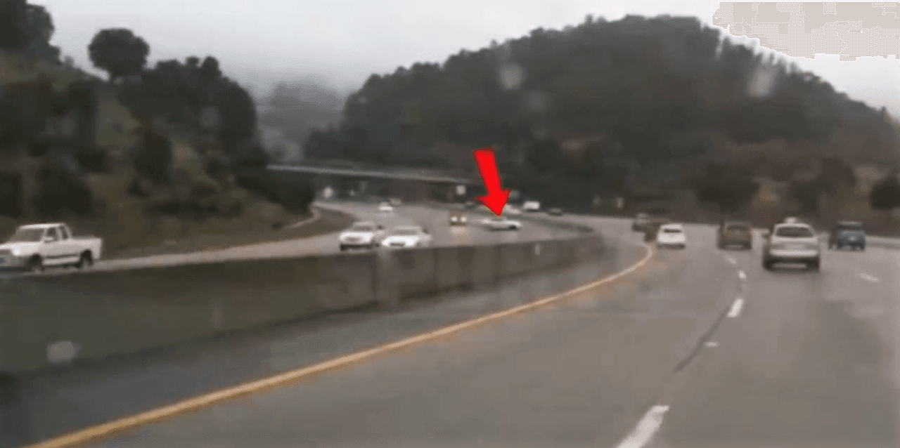 El pasado viernes la cadena ABC News 7 informó que el coche de Curry salió disparado tras ser golpeado por otro automóvil y se detuvo al impactar con un tercero. No se tenían imágenes hasta ahora.