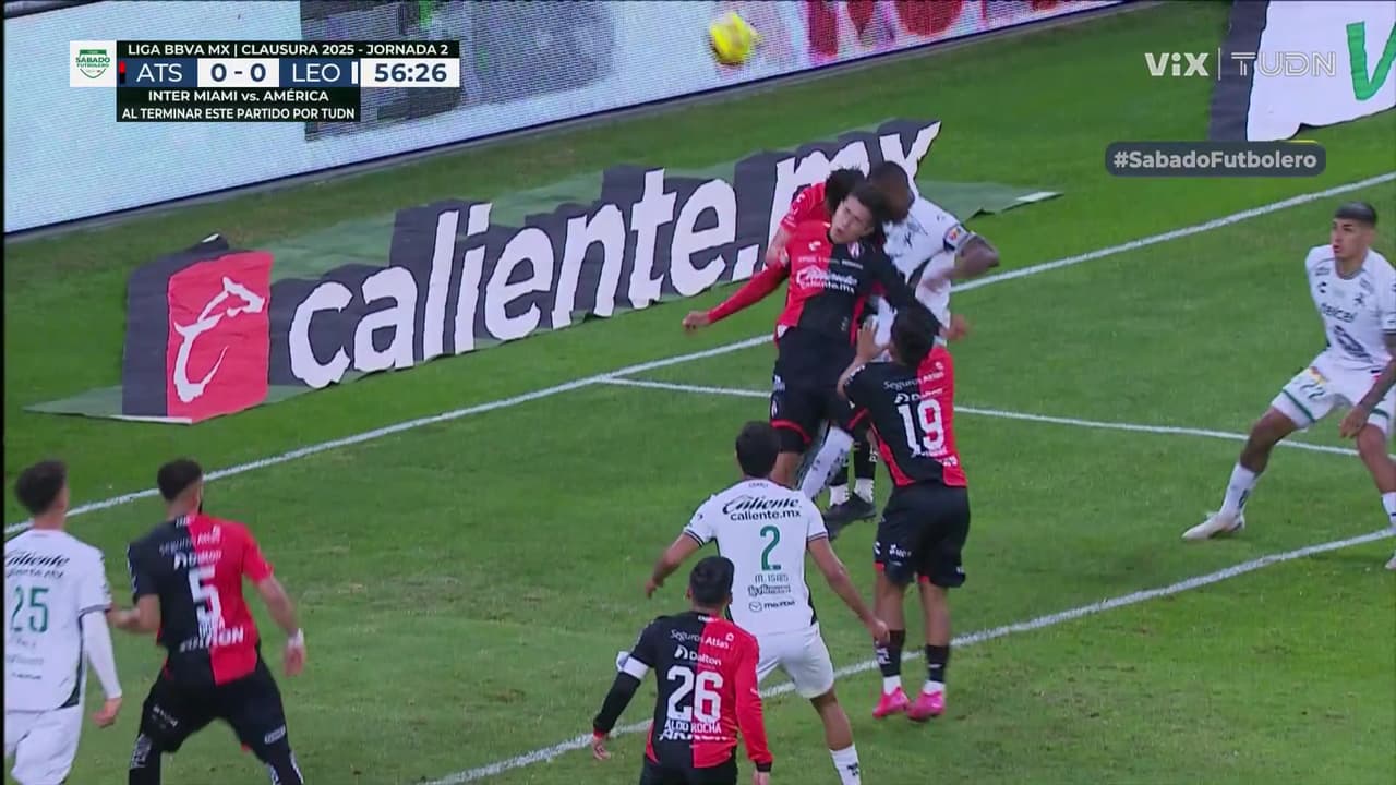 ¡Fuerte choque de cabezas! Barreiro y Ríos son atendidos por el cuerpo médico