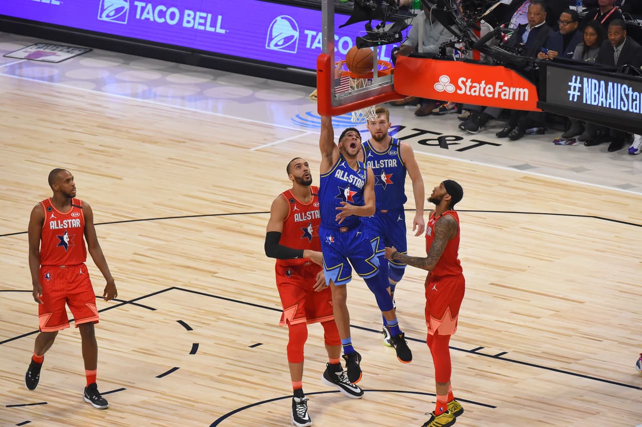 Este nuevo formato del NBA All-Star Game dio bueno frutos pues el cotejo se desarrolló con intensidad y ambos equipos buscaron el triunfo a toda costa. Finalmente Team LeBron se impuso 157 a 155 ante Team Giannis ¡Estas fotos son para enmarcar!