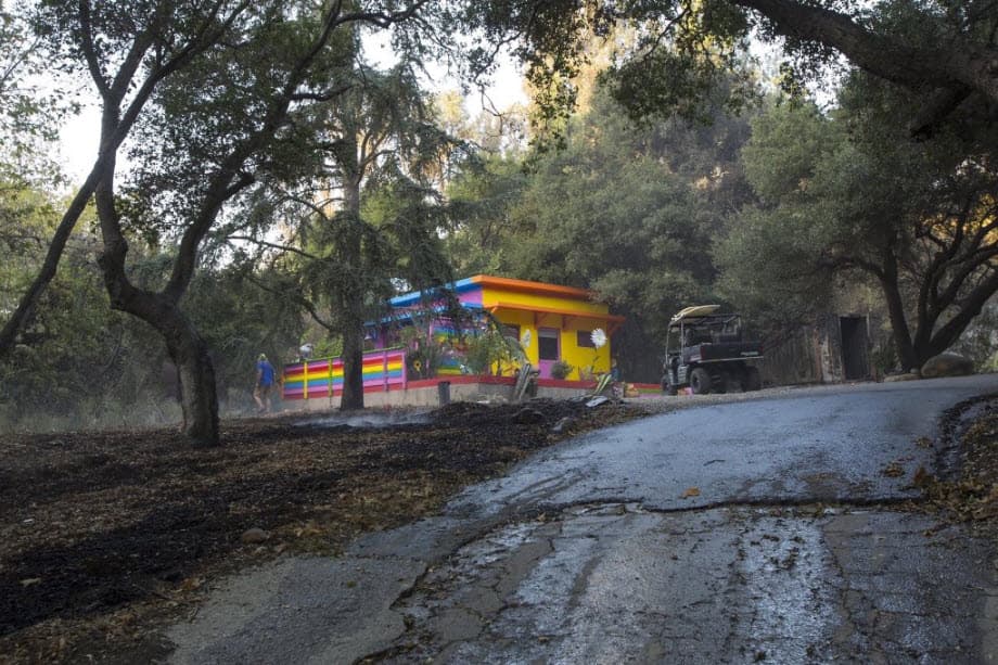 Aunque la casa quedó hechas cenizas, el estudio de la cantante se salvó y quedó intacto.