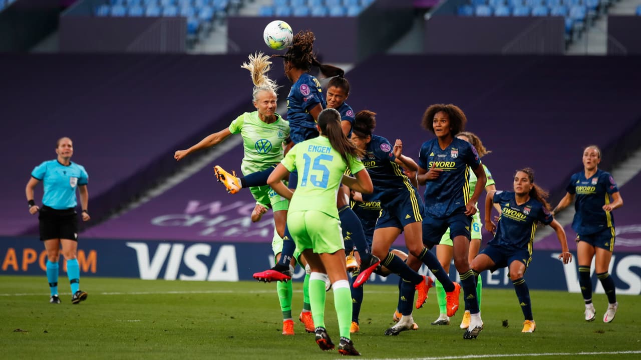 Pernille Harder, jugadora del Wolfsburg salta por el esférico.