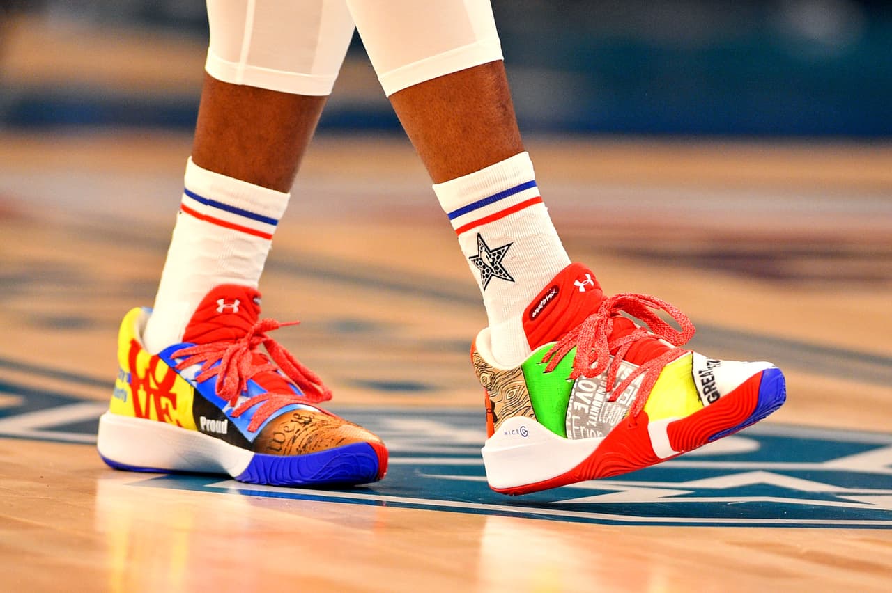 Uno de los modelos más originales de la noche fue el que usó el poste de los Philadelphia 76ers Joel Embid, con motivos de la ciudad en la que juega, ed la marca Under Armour.