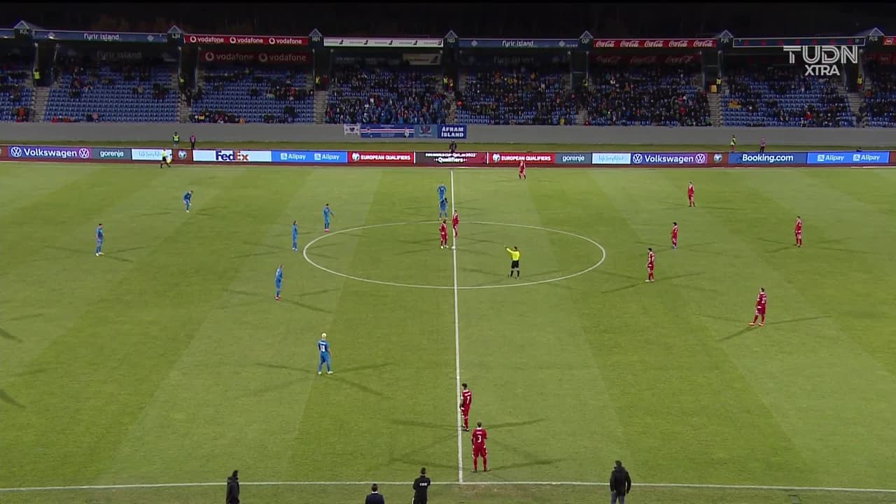 Arranca el partido y la pelota está en juego.