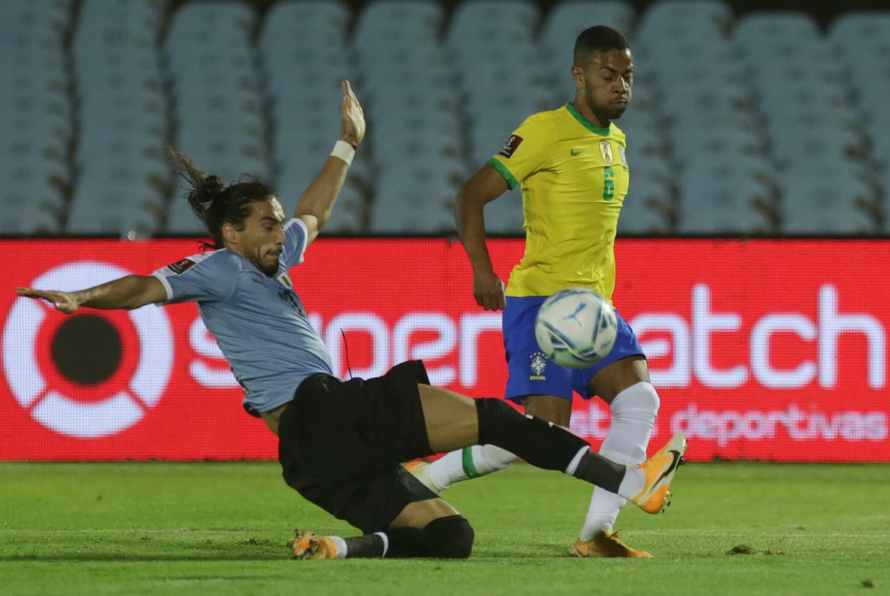 Con goles de Arthur y Richarlison Brasil vence a Uruguay, consiguen su cuarta victoria y continúan sin recibir gol en las eliminatorias rumbo al mundial de Qatar 2022.