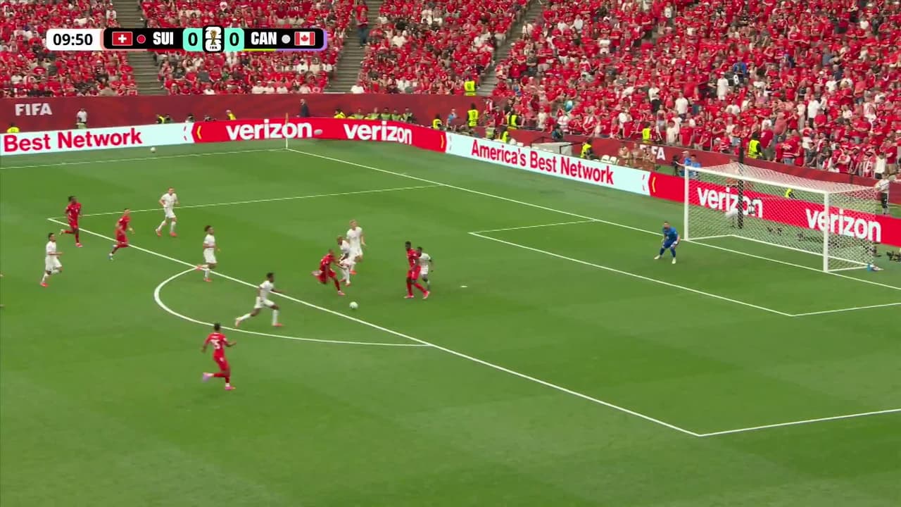 ¡TIRO ATAJADO! disparo por Breel Embolo.