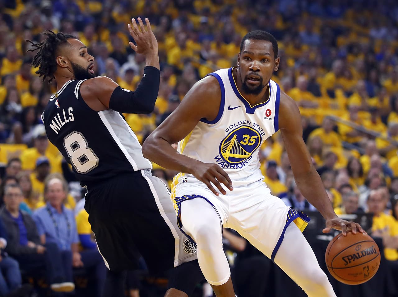 Golden State le propina una paliza a San Antonio en arranque de los playoffs