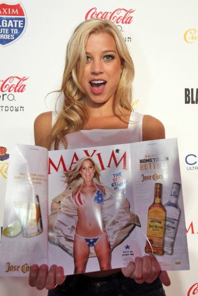 Dominique Storelli, ganadora de un concurso de la revista Maxim, fue la anfitriona en esta fiesta de 'Tailgate'.