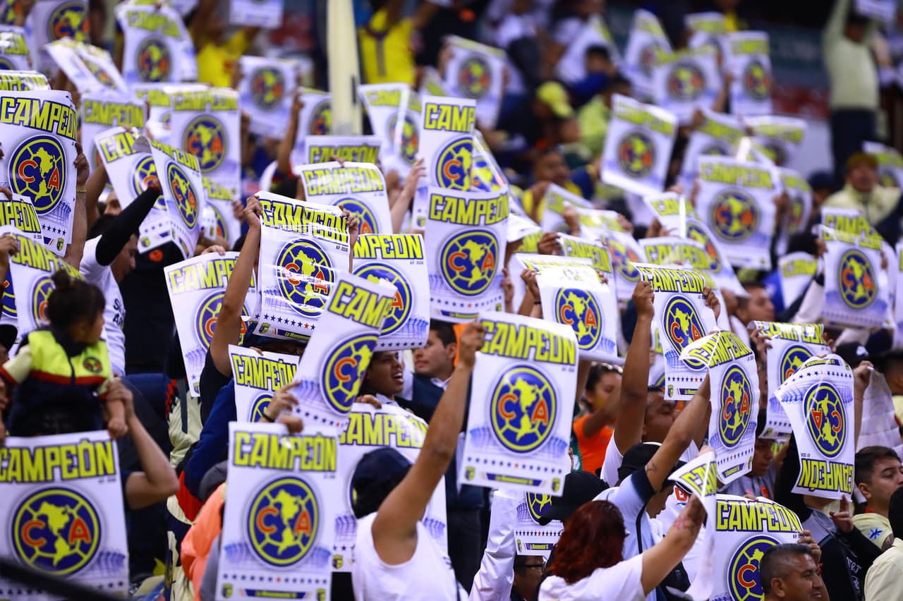 La afición de las Águilas se mostraba con un gran ambiente en las tribunas luciendo papeles que hacen alución al último título obtenido en contra de Cruz Azul durante el Apertura 2018.