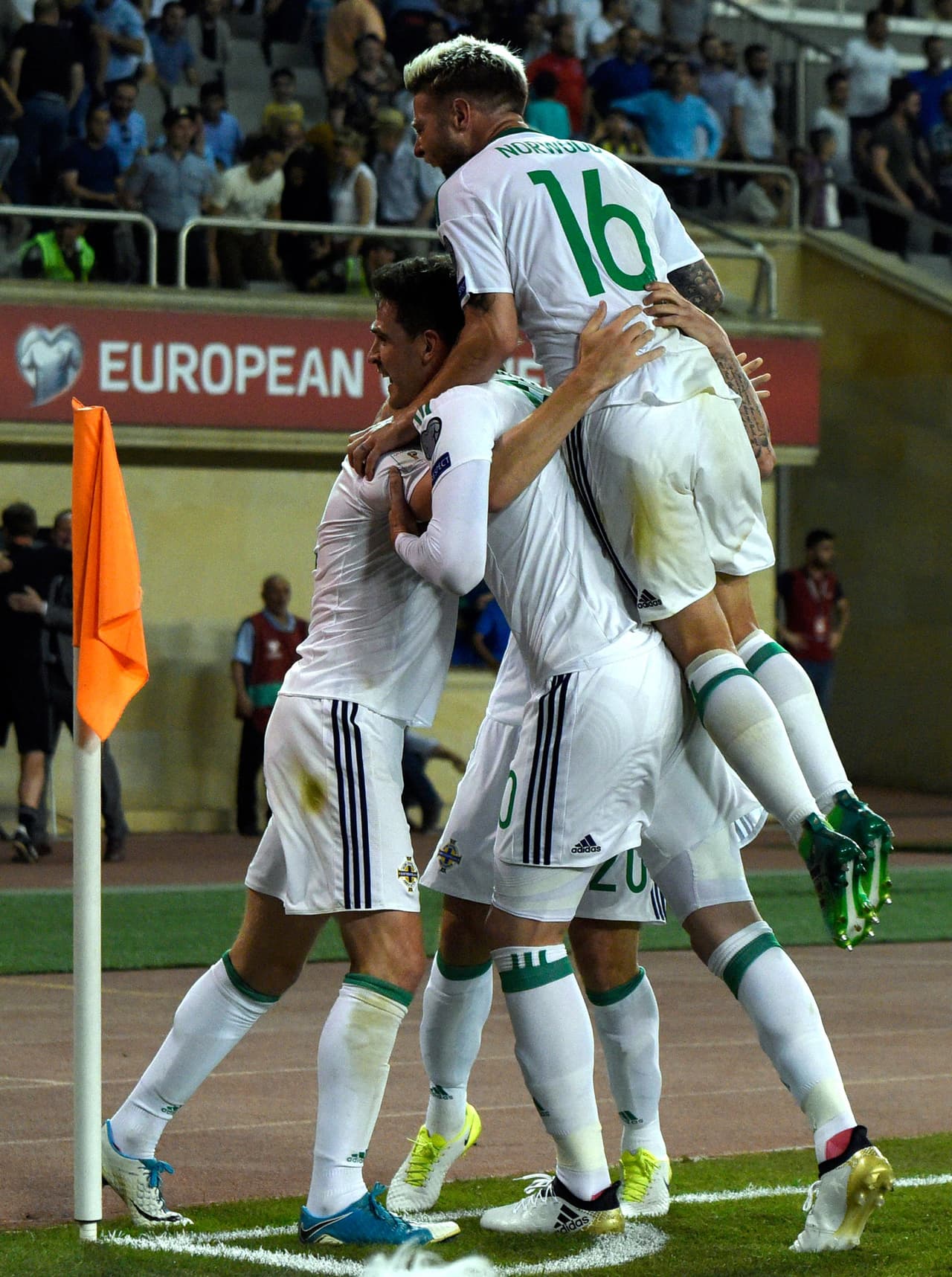 El cual es Irlanda del Norte, que venció 1-0 a Azerbayán en Baku y llegó a 13 puntos.
