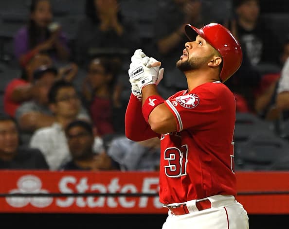 ¡Histórico! Juega como cátcher, pitcher y suelta un jonrón en el mismo juego