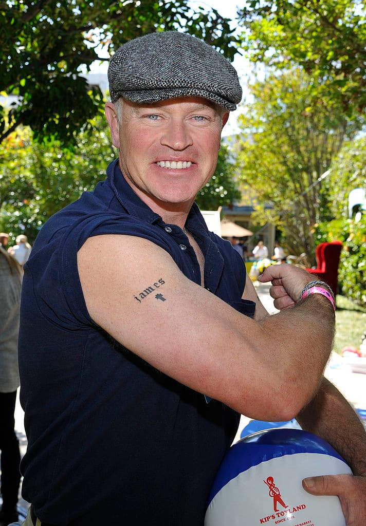 Project Blue Book (2019) - J. Allen Hynek es un brillante profesor de universidad que es recrutado por las Fuerzas Especiales Aéreas de los Estados Unidos para investigar una serie de casos que no se resolvieron en su momento.
<br>