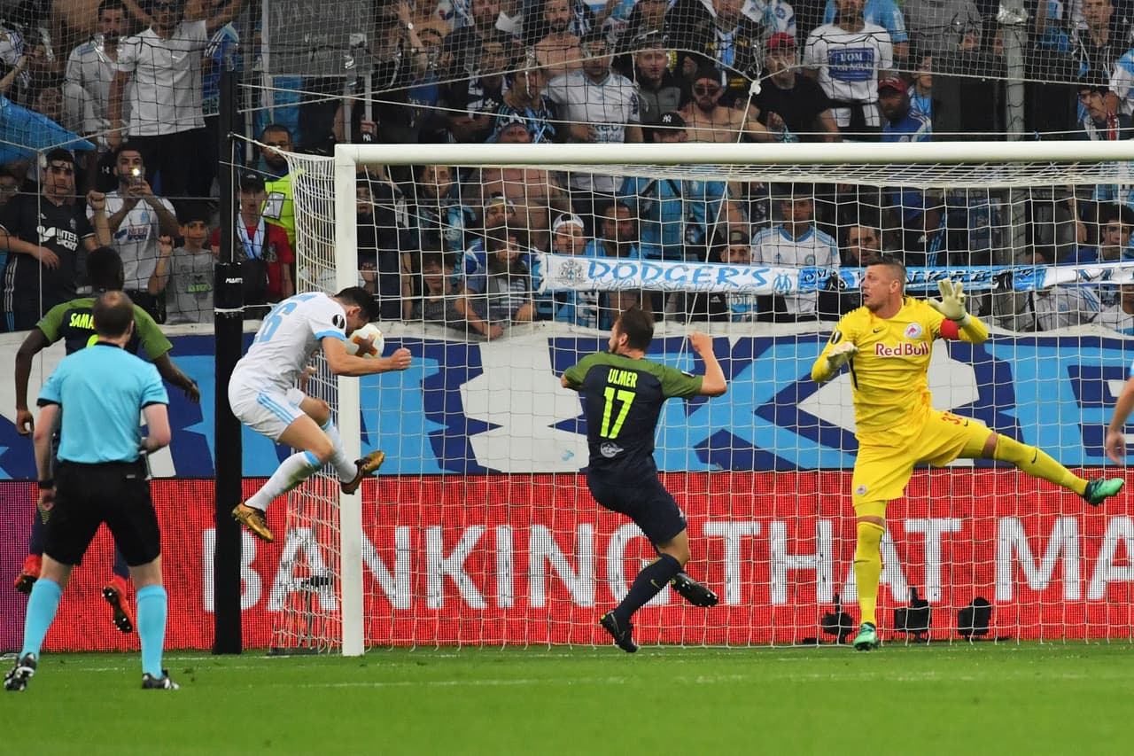 De pierna derecha se la puso en la cabeza a Floriant Thauvin quien conectó solo en el segundo palo para poner a celebrar a todo el estadio.