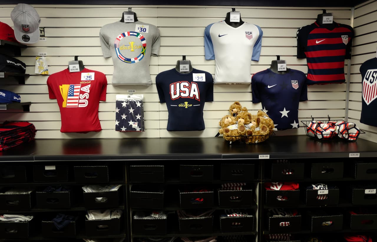 El público norteamericano se dio cita para apoyar a su selección. Maquillajes, peinados estrafalarios y una inmensa cantidad de artículos promocionales fueron la constante en el Nissan Stadium.