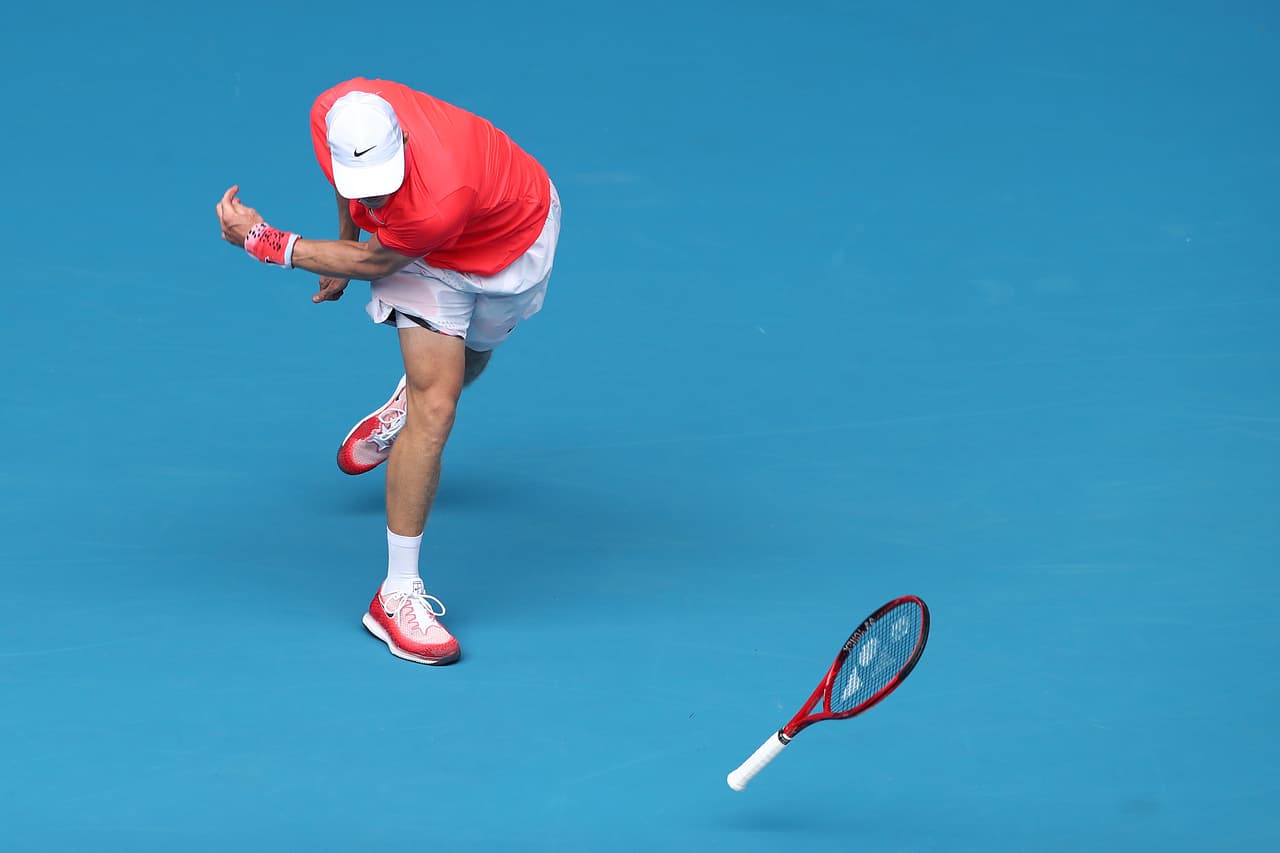 El canadiense Denis Shapovalov y su gesto de desesperación ante el húngaro Marton Fucsovics.