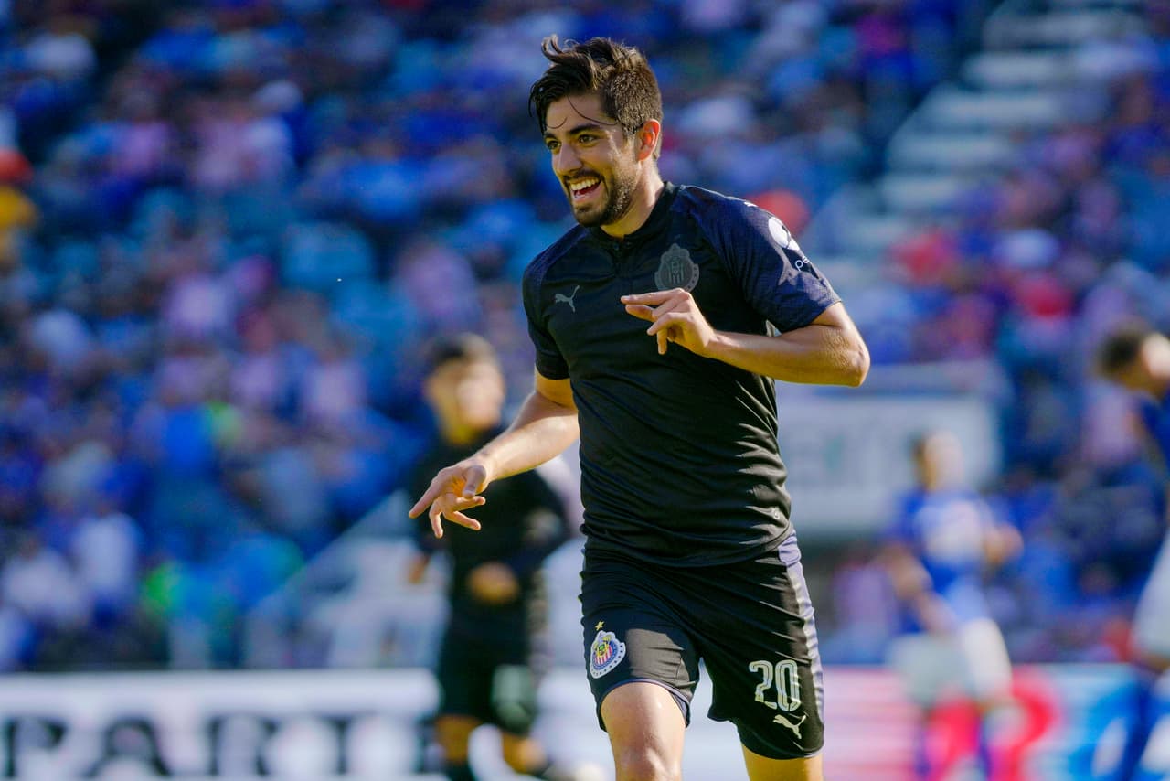 MEXICO CITY, MEXICO - JULY 29: Rodolfo Pizarro of Chivas celebrates after scoring the tying goal during the 2nd round match between Cruz Azul and Chivas as part of the Torneo Apertura 2017 Liga MX at Azul Stadium on July 29, 2017 in Mexico City, Mexico. (Photo by Jaime Lopez/LatinContent/Getty Images)