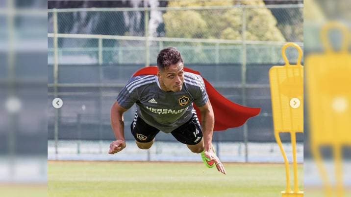 Chicharito en modo superhéroe.