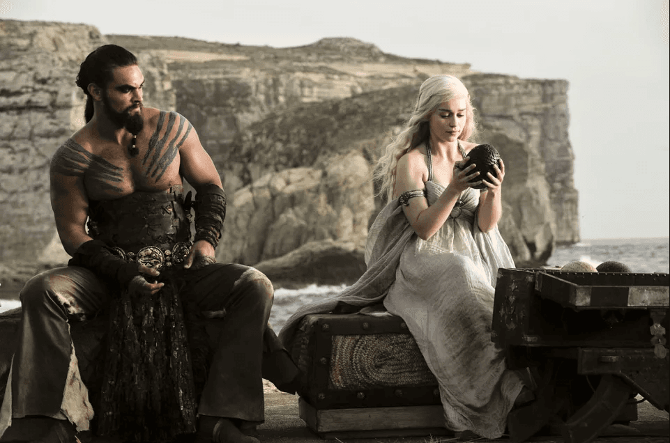 Daenerys se une en matrimonio con Kahl Drogo, rey de los Dothraky; ella recibe huevos de dragones como regalo en la boda.
