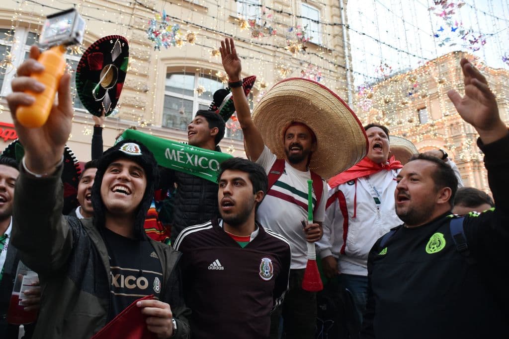 La fiesta mexicana tomó las calles de Moscú y con máscaras, banderas, sombreros y todo aquello que caracteriza a la afición Tricolor, causaron furor y contagiaron con su entusiasmo.