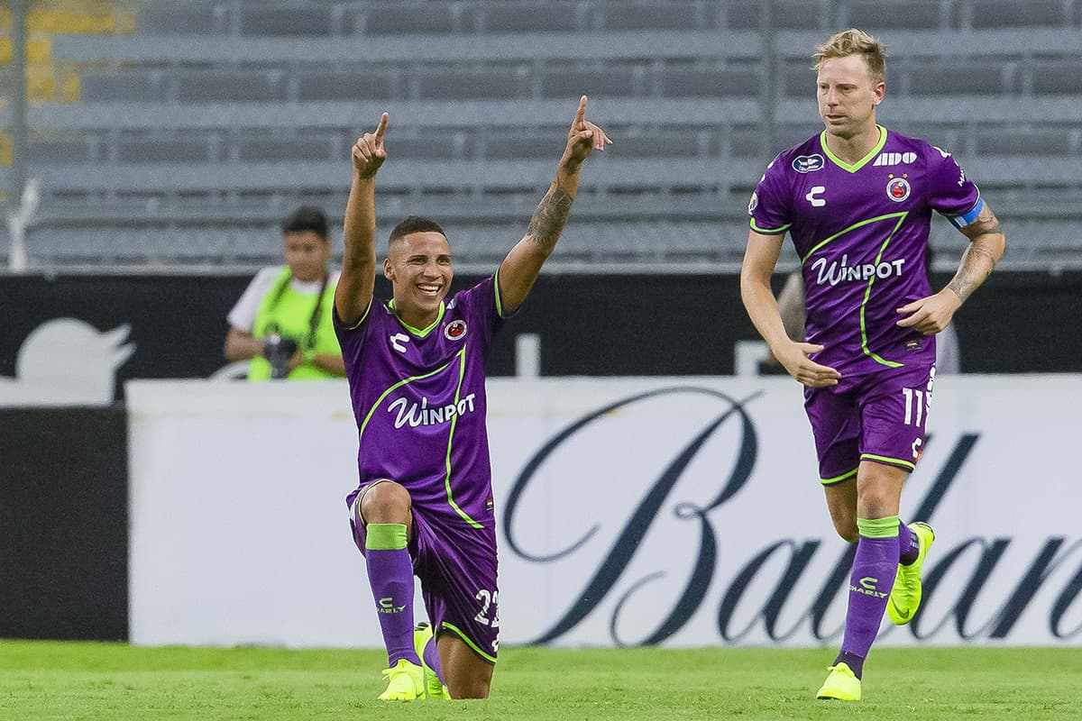 El argentino Cristian Menéndez (derecha) puso en ventaja a Veracruz a los tres minutos y el chileno Bryan Carrasco (izquierda) a los 34' marcó el segundo de los Tiburones.