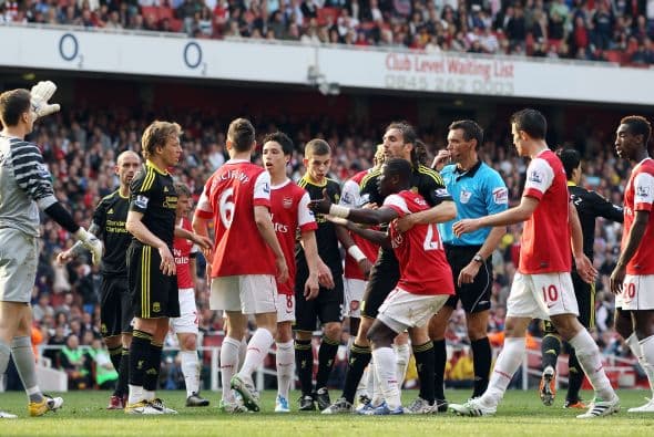 Pero ni esta situación calmó los ánimos, y algunos jugadores siguieron repartiendo gritos y algunos empujones al rival.