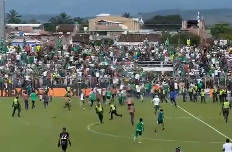 Fans del Deportivo Cali agreden a Teo Gutiérrez, exCruz Azul