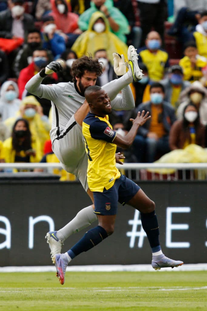 Con gol de Félix Torres al minuto 75, Ecuador evita la derrota y fuerza el tercer empate de lis líderes Brasileños tras cerrar el encuentro igualados 1-1.