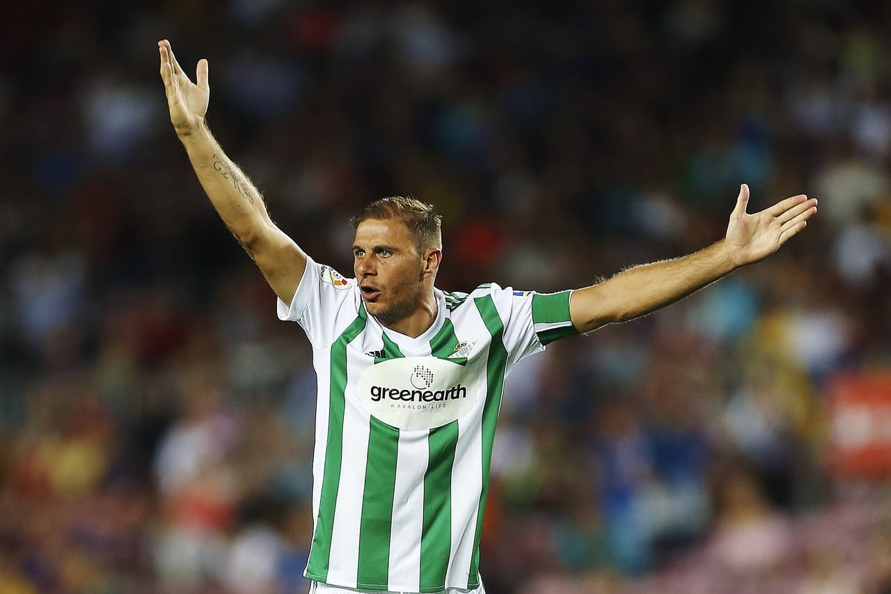 En la segunda mitad, el ritmo del partido fue igual. El Barcelona buscaba otro gol y el Betis esperaba con sus 11 hombres en su campo.