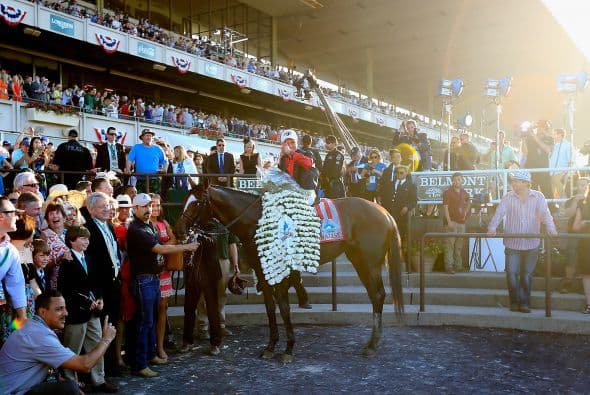 Aquí los vemos celebrando en el círculo de ganadores de la edición 146 de Belmont Stakes.