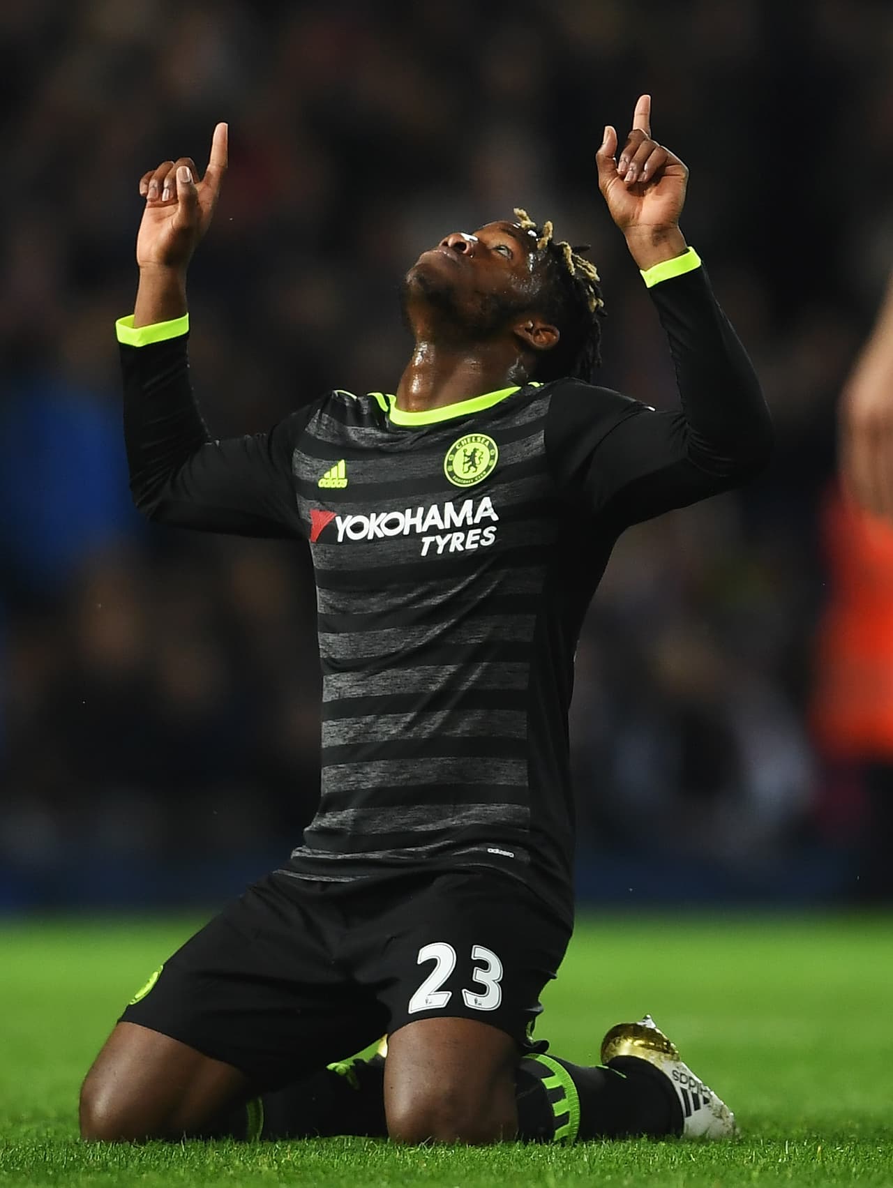 Chelsea pagó al Marsella más de 40 millones por Michy Batshuayi. Pero Antonio Conte no lo usó mucho y solamente metió cinco goles en la Premier para un promedio de ocho millones, cada gol. 
<b>Eso sí, metió el del título contra el West Brom</b>.